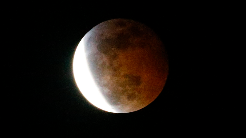 Final del eclipse desde Los Ángeles, Estados Unidos.
